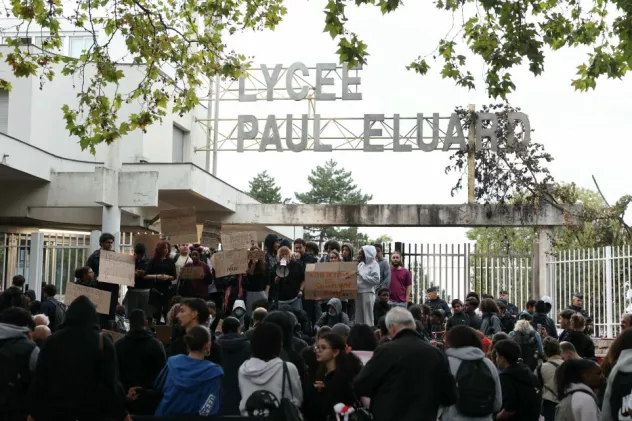 BLOCUS DES LYCÉES : LES SYNDICATS PARTAGÉS. Des lycéens bloquent le lycée Paul Eluard à Saint-Denis.
© THOMAS SAMSON / AFP