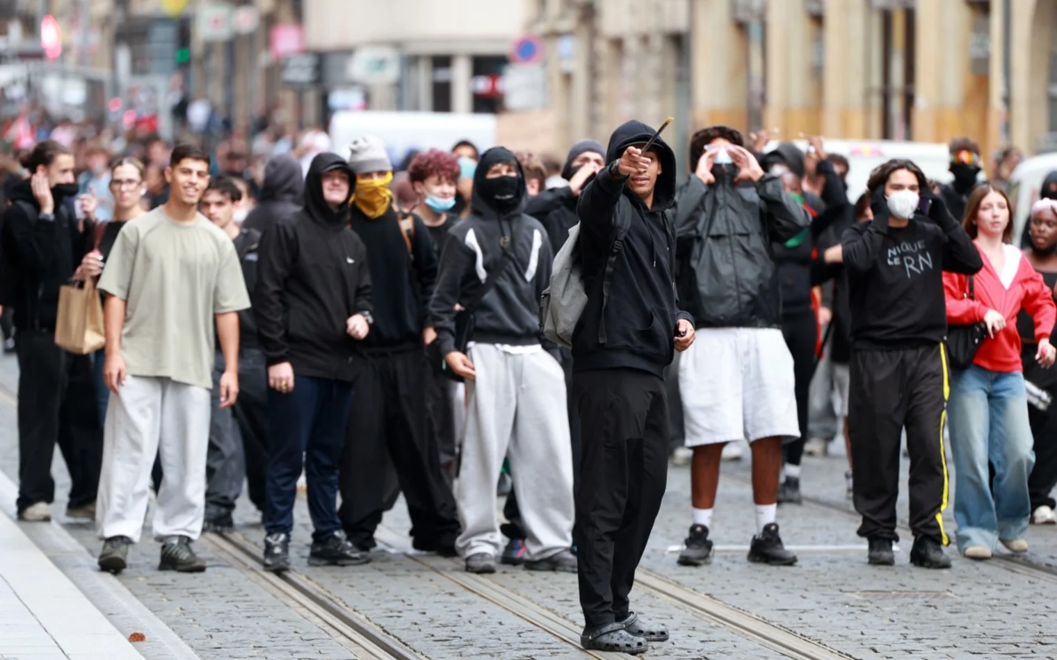 Lire la suite à propos de l’article « Ça monte vite et très fort » : pourquoi les violences dans les lycées inquiètent autant le pouvoir
